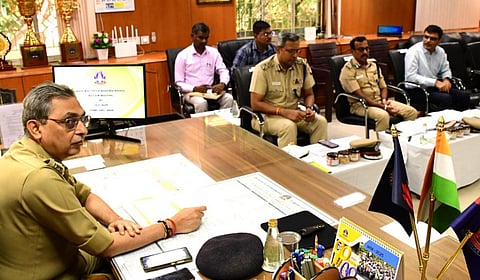 மதுரையில் தென்மண்டல காவல்துறை அதிகாரிகளுடன் காவல்துறை டிஜிபி சங்கர் ஜிவால் ஆலோசனை நடத்தினார் | படம்: எஸ்.கிருஷ்ணமூர்த்தி