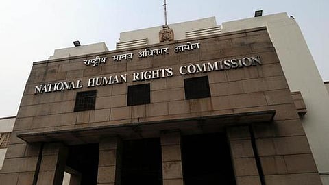 8 குடும்பங்களை ஊரை விட்டு விலக்கி வைத்த விவகாரம்: தென்காசி ஆட்சியருக்கு தேசிய மனித உரிமை ஆணையம் நோட்டீஸ்