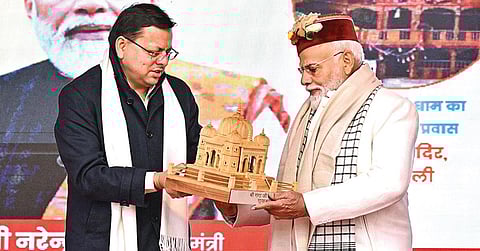 உத்தராகண்ட் மாநிலம், ஹர்சிலில் நேற்று நடைபெற்ற பொதுக்கூட்டத்தில் பிரதமர் நரேந்திர மோடி பங்கேற்றார். அவருக்கு மாநில முதல்வர் புஷ்கர் சிங் தாமி நினைவு பரிசினை வழங்கினார். படம்: பிடிஐ