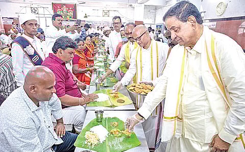 திருமலையில் நேற்று முதல் அன்னதானத்தில் மசால் வடையும் வழங்கும் திட்டத்தை அறங்காவலர் குழு தலைவர் பிஆர். நாயுடு தொடங்கி வைத்தார். உடன் நிர்வாக அதிகாரி சியாமள ராவ் மற்றும் கூடுதல் நிர்வாக அதிகாரி வெங்கைய்ய சவுத்ரி ஆகியோர் உள்ளனர்.