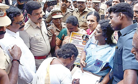 மும்மொழிக்கு ஆதரவாக சென்னையில் மக்களிடம் கையெழுத்து பெற்ற தமிழிசையை தடுத்து நிறுத்தி சிறைபிடித்த போலீஸார்.