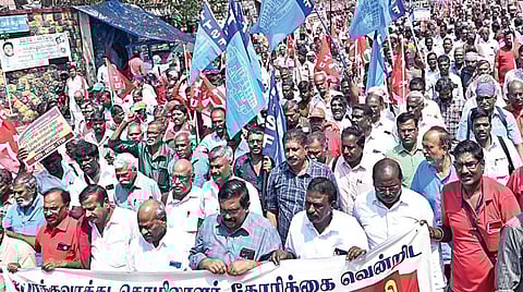 போக்குவரத்து தொழிலாளர் கோரிக்கையை வலியுறுத்தி, சிஐடியு, ஏஐடியுசி, டிடிஎஸ்எப் சார்பில் நடைபெற்ற பேரணியை சிஐடியு மாநிலத் தலைவர் அ.சவுந்தரராசன், சென்னை பல்லவன் இல்லம் அருகே நேற்று தொடங்கி வைத்தார். | படம்: ம.பிரபு |