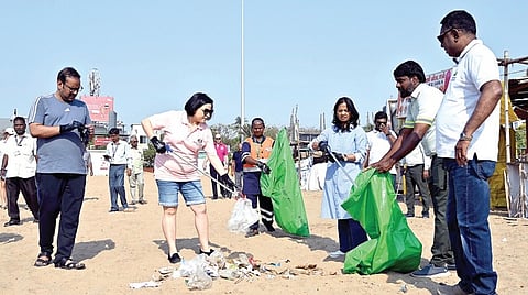 சென்னையில் உள்ள ஆஸ்திரேலிய துணை தூதரகம் சார்பில் பெசன்ட் நகர் எலியட்ஸ் கடற்கரையில், தூய்மைப் பணி நேற்று நடைபெற்றது. இதில், தமிழக சுற்றுச்சூழல், கால நிலை மாற்றம் மற்றும் வனத்துறை செயலாளர் சுப்ரியா சாஹு, ஆஸ்திரேலிய துணை தூதர் சிலாய் சாக்கி பங்கேற்று கடற்கரையை சுத்தம் செய்தனர். | படம்: எஸ்.சத்தியசீலன் |