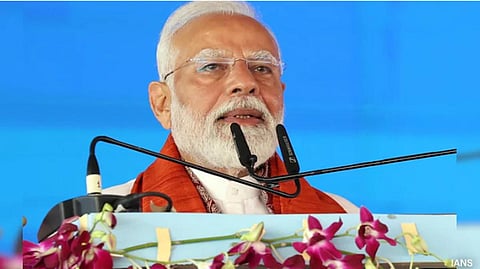 குஜராத்: மகளிர் தினத்தில் பிரதமர் மோடியின் பாதுகாப்பு பணியில் ஈடுபடும் பெண் காவலர்கள்