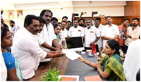 மதுரை மாநகராட்சி ஆணையாளர் சித்ராவிடம் சோலைராஜா தலைமையில் அதிமுக கவுன்சிலர்கள் புகார் மனு அளித்தனர். | படம்: எஸ்.கிருஷ்ணமூர்த்தி