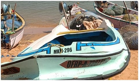 பெரியதாழை அருகே கடலில் மிதந்த இலங்கை படகு மீட்பு - தீவிர விசாரணை