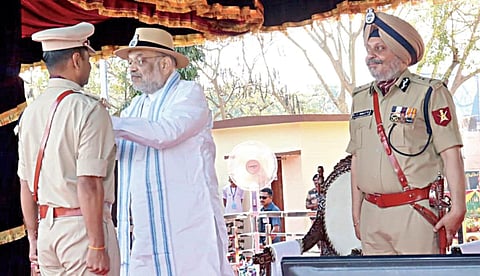 அரக்கோணம் அடுத்த தக்கோலத்தில் உள்ள சிஐஎஸ்எஃப் மையத்தில் நேற்று நடைபெற்ற எழுச்சி தின விழாவில், சிறப்பாகப் பணிபுரிந்த வீரருக்கு பதக்கம் வழங்கிய வழங்கிய உள்துறை அமைச்சர் அமித்ஷா. உடன், சிஐஎஸ்எஃப் இயக்குநர் ஜெனரல் ராஜ்விந்தர் சிங் பாட்டி.