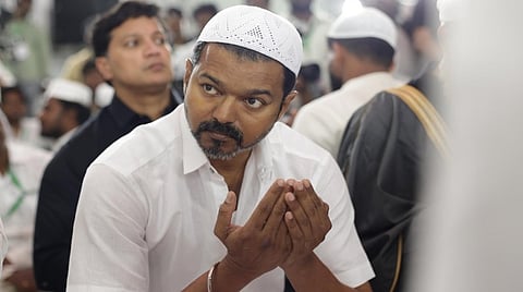 தவெகவின் இஃப்தார் நோன்பு திறப்பு நிகழ்ச்சி: வேட்டி, சட்டை குல்லாவுடன் வந்தார் விஜய்