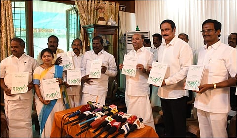 பாமக நிறுவனர் ராமதாஸ் பாமக-வின் பொது நிழல் நிதிநிலை அறிக்கையை வெளியிட்டார்