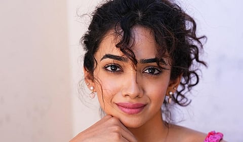 Click Bits: ஒரு புன்னகைப் பூவே... நடிகை சான்வே மேகனா குதூகல க்ளிக்ஸ்!