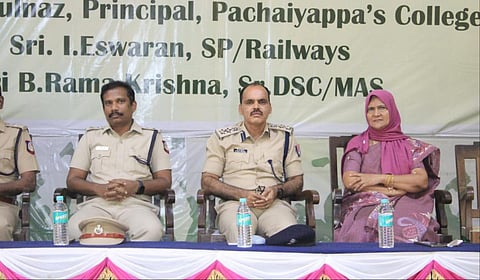 ரயில்வே பாதுகாப்பு படை மற்றும் ரயில்வே காவல்துறை சார்பில் சென்னை பச்சையப்பன் கல்லூரியில் மாணவர்களுக்கான விழிப்புணர்வு நிகழ்ச்சி நடைபெற்றது.