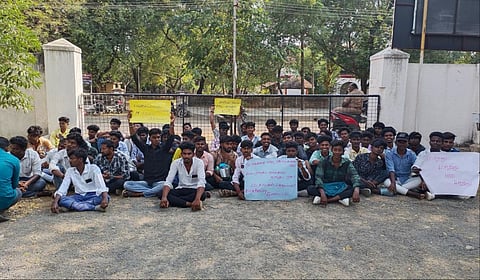 காமராஜர் பல்கலை. பேராசியர் மீது நடவடிக்கை எடுக்கக் கோரி மாணவர்கள் உள்ளிருப்புப் போராட்டத்தில் ஈடுபட்டனர்