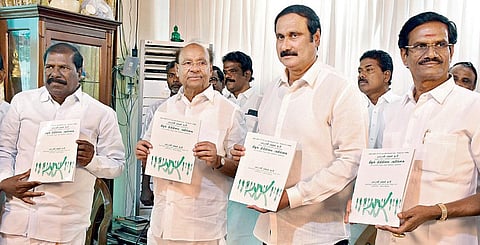 தைலாபுரம் தோட்டத்தில், பாமகவின் ‘நிழல் நிதி நிலை அறிக்கை’யை பாமக நிறுவனர் ராமதாஸ், தலைவர் அன்புமணி ஆகியோர் வெளி யிட்டனர். உடன் கவுரவ தலைவர் ஜி.கே.மணி, முன்னாள் மத்திய இணையமைச்சர் ஏ.கே.மூர்த்தி உள்ளிட்டோர். படம்: எம்.சாம்ராஜ்