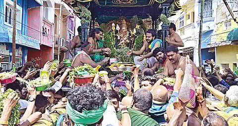 திருச்செந்தூர் சுப்பிரமணிய சுவாமி கோயிலில் மாசி திருவிழாவில் 8-ம் நாளான நேற்று, சுவாமி சண்முகர் பச்சை சார்த்தி வீதியுலா வந்தார்.