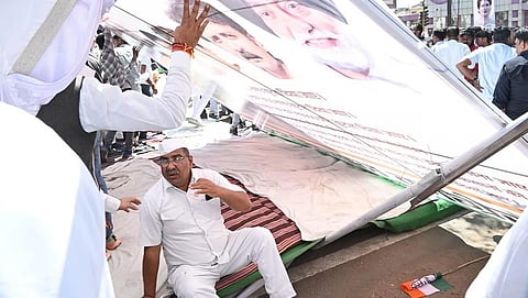 போபாலில் மேடை சரிந்து காங்கிரஸ் நிர்வாகிகள் காயம்