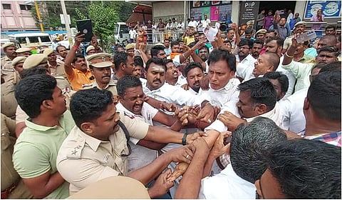 பொள்ளாச்சியில் திமுகவை கண்டித்து பாஜகவினர் ஆர்ப்பாட்டம்: போலீஸாருடன் தள்ளு முள்ளு