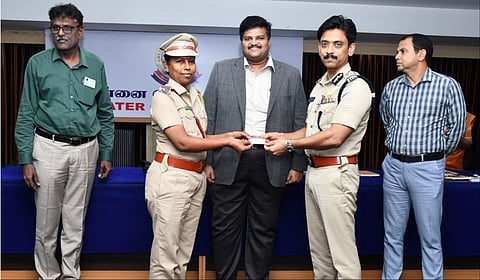 அரசு பேருந்துகளில் பணி செய்யும் மாவட்டத்துக்குள் இலவச பயணம் மேற்கொள்ள நவீன அடையாள அட்டையை காவல் ஆணையர் அருண் வழங்கினார்