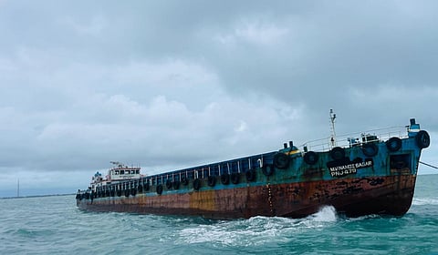 ராமேசுவரம் கடற்பகுதியில் நங்கூரமிட்டுள்ள சரக்கு கப்பல்.