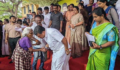 மதுரையில் நடந்த சிறப்பு குறைதீர்க்கும் முகாமில் அமைச்சர் பழனிவேல் தியாகராஜன் மூதாட்டியிடம் மனுவைப் பெற்று குறைகளை கேட்டறிந்தார் | படங்கள்: எஸ்.கிருஷ்ணமூர்த்தி