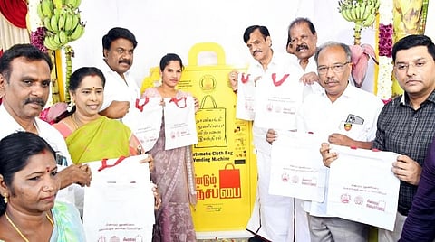 பிளாஸ்டிக் பைகளுக்கு மாற்றாக துணிப்பைகளை பயன்படுத்த பொதுமக்களிடம் விழிப்புணர்வை ஏற்படுத்தும் விதமாக. சென்னை எம்எம்டிஏ காலனி பிரதான சாலையில் தானியங்கி துணிப்பை விற்பனை இயந்திரத்தின் பயன்பாட்டை மேயர் பிரியா நேற்று தொடங்கி வைத்தார். | படம்: எஸ்.சத்தியசீலன் |