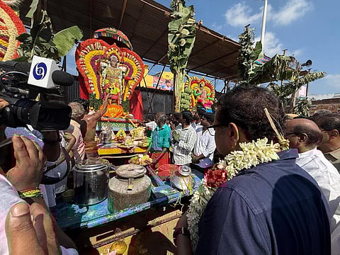 புதுச்சேரி மாசிமக தீர்த்தவாரி - நூற்றுக்கணக்கான உற்சவமூர்த்திகளை தரிசிக்க குவிந்த மக்கள்!