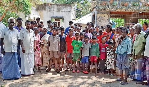 தங்கள் ஊருக்கு பேருந்து வசதி வேண்டும் என்று ஒன்றிணைந்து குரல் கொடுக்கும் சின்னநற்குணம் கிராம மக்கள்.