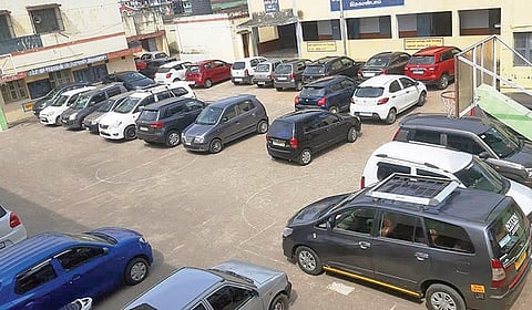 உதகை அரசு மேல்நிலைப் பள்ளி கூடைப்பந்து மைதானத்தில் நிறுத்தப்பட்டுள்ள வாகனங்கள்.