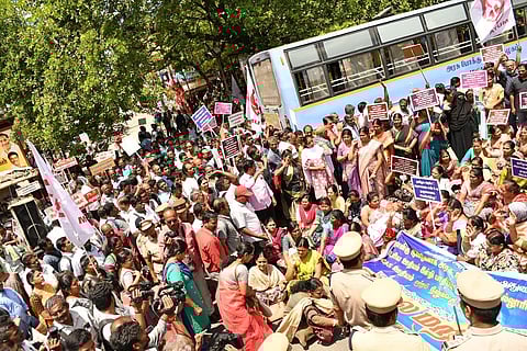 மதுரை ஆரப்பாளையத்தில் இன்று அரசு நிதி உதவி பெறும் கல்லூரி ஆசிரியர்களின் ஏயுடி மற்றும் மூட்டா சங்கங்கள் சார்பில் சாலை மறியல் போராட்டம் நடைபெற்றது. படங்கள்: எஸ்.கிருஷ்ணமூர்த்தி