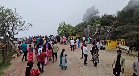 கொடைக்கானலில் உள்ள சுற்றுலாத்தலமான குணாகுகை பகுதியில் குவிந்த சுற்றுலாபயணிகள்.