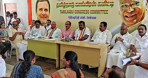 மேலிட பொறுப்பாளர் கிரிஷ் சோடங்கர் தலைமையில் நடைபெற்ற ஆலோசனை கூட்டம். படம்: ச.கார்த்திகேயன்