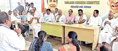 காங்கிரஸ் மேலிட பொறுப்பாளர் கிரிஷ் சோடங்கர் தலைமையில், சென்னையில் நேற்று நடந்த ஆலோசனைக் கூட்டத்தில் தேசிய செயலர் சூரஜ் ஹெக்டே, மூத்த தலைவர்கள் கிருஷ்ணசாமி, சு.திருநாவுக்கரசர், கே.வி.தங்கபாலு உள்ளிட்டோர் பங்கேற்றனர். படம்: ச.கார்த்திகேயன்