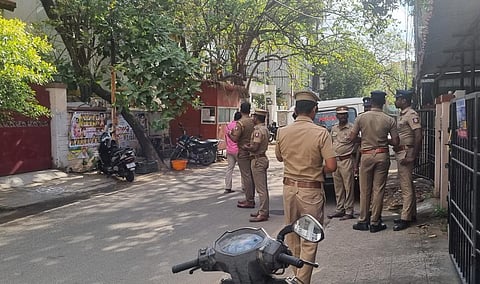 தமிழிசை வீட்டின் முன் குவிந்துள்ள போலீஸார்.