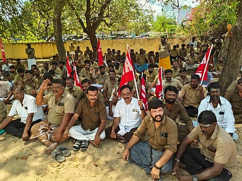 ராமேசுவரம் வட்டாச்சியர் அலுவலகத்தில் நடைபெற்ற ஆட்டோ ஓட்டுநர்களின் காத்திருப்பு போராட்டம்