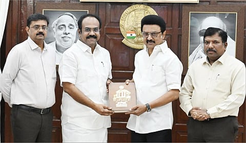 சென்னை தலைமைச் செயலகத்தில் ‘தமிழர் நிதி நிர்வாகம்: தொன்மையும் தொடர்ச்சியும்’ ஆவண நூலினை முதல்வர் ஸ்டாலின் வெளியிட நிதி அமைச்சர் தங்கம் தென்னரசு பெற்றுக் கொண்டார்.