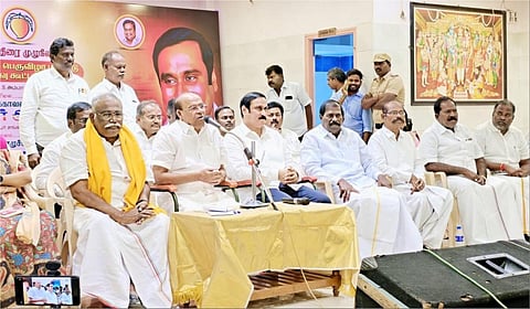 திண்டிவனத்தில் நடந்த பாமக ஆலோசனைக் கூட்டத்தில் அக்கட்சியின் நிறுவனர் ராமதாஸ் உரையாற்றினார்.