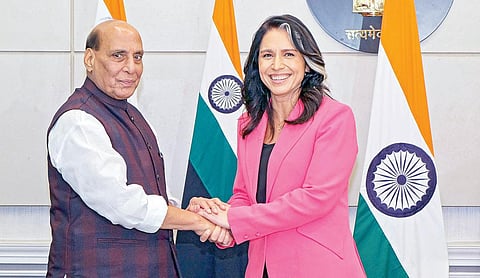 மத்திய அமைச்சர் ராஜ்நாத் சிங்கை, அமெரிக்க உளவுத் துறை தலைவர் துளசி கப்பார்ட் டெல்லியில் நேற்று சந்தித்துப் பேசினார். படம்: பிடிஐ