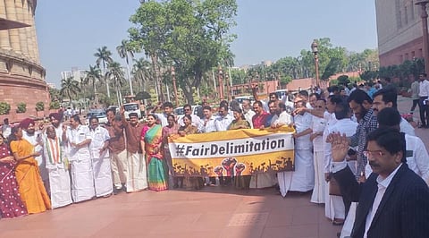 மக்கள் தொகை அடிப்படையில் தொகுதி மறுவரையறைக்கு எதிர்ப்பு: நாடாளுமன்ற வளாகத்தில் எம்.பி.க்கள் ஆர்ப்பாட்டம்