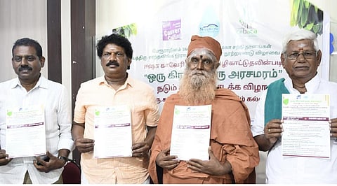 கோவையில் இன்று செய்தியாளர்களிடம் பேசிய பேரூர் ஆதினம் சாந்தலிங்க மருதாசல அடிகளார். அருகில், காவேரி கூக்குரல் இயக்கத்தின் ஒருங்கிணைப்பாளர் தமிழ்மாறன் உள்ளிட்டோர். | படம்: ஜெ.மனோகரன்