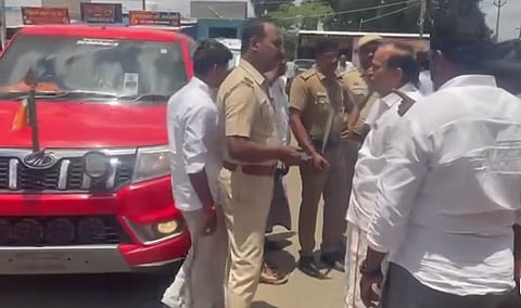 இளையான்குடிக்குள் செல்ல அனுமதி மறுத்ததால் போலீஸாரிடம் வாக்குவாதம் செய்த ஹெச்.ராஜா உள்ளிட்ட பாஜகவினர்.