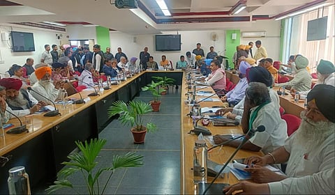 சண்டிகரில் நடந்த 3-வது கட்டப் பேச்சுவார்த்தையில் பங்கேற்றோர்.