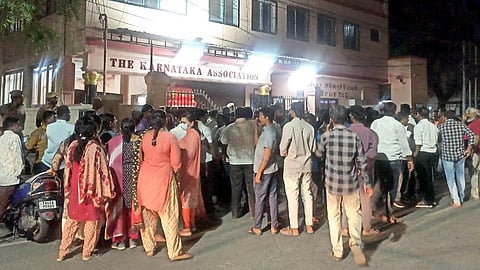 கோவை ரத்தினபுரி கண்ணப்பன் நகர் அருகே, பாஜகவினர் அடைக்கப்பட்டு இருந்த மண்டபத்தின் வெளியே திரண்டிருந்த பாஜக நிர்வாகிகள்.