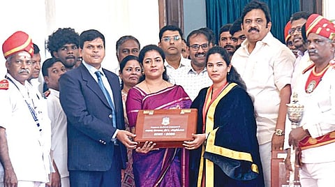 சென்னை மாநகராட்சியின் நிதிநிலை அறிக்கையை மேயர் ஆர்.பிரியா சென்னை ரிப்பன் மாளிகையில் நேற்று தாக்கல் செய்தார். துணைமேயர் மகேஷ்குமார், மாநகராட்சி ஆணையர் குமரகுருபரன் மற்றும் நிலைக்குழுத் தலைவர் சர்பஜெயாதாஸ் உள்ளிட்டோர் உடனிருந்தனர். | படம்: ம.பிரபு |