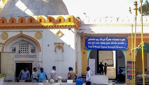 அவுரங்கசீப் கல்லறை சர்ச்சை: மகாராஷ்டிரா கோயில்களில் பக்தர்கள் வருகை குறைவு