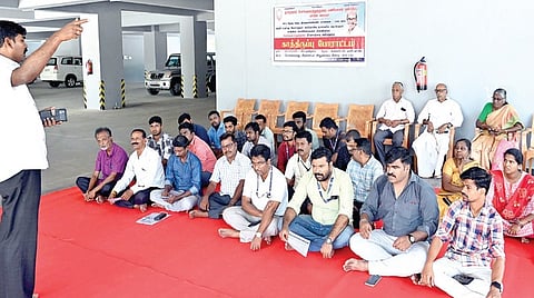 தமிழ்நாடு போக்குவரத்து துறை பணியாளர் ஒன்றிப்பு சார்பில் பதவி உயர்வு, கலந்தாய்வு முறையில் இடமாறுதல் உள்ளிட்ட கோரிக்கைகளை வலியுறுத்தி, கிண்டியில் உள்ள சென்னை போக்குவரத்து ஆணையர் அலுவலகத்தில் காத்திருப்பு போராட்டம் நடைபெற்றது. படம்: எஸ்.சத்தியசீலன்