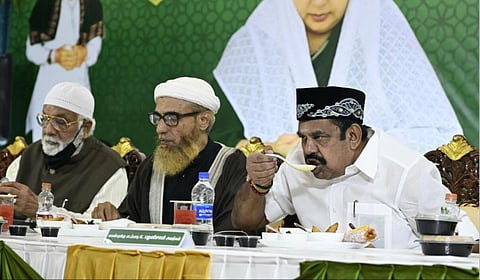 சென்னையில் அதிமுக சார்பில் நடைபெற்ற இஃப்தார் நிகழ்ச்சியில் அக்கட்சியின் பொதுச் செயலாளர் எடப்பாடி பழனிசாமி கலந்துகொண்டார் | படம்: ஆர்.ரகு