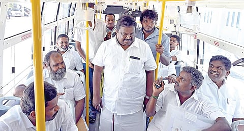 பேரவை முடிந்தபிறகு அமைச்சர் சிவசங்கர் தானே முன்வந்து எதிர்க்கட்சி துணைத் தலைவர் ஆர்.பி.உதயகுமார் உள்ளிட்ட அதிமுக எம்எல்ஏக்களை பேருந்தில் ஏற்றி அனுப்பி வைத்தார். படம்: எஸ்.சத்தியசீலன்