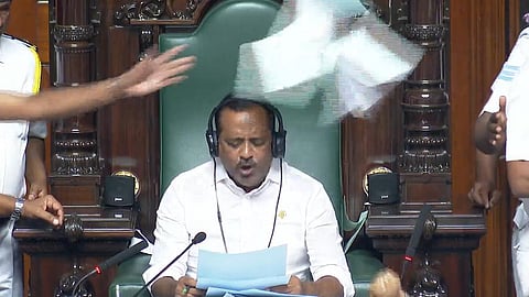 ‘ஹனி டிராப்’ விவகாரத்தால் கர்நாடக பேரவையில் அமளி: 18 பாஜக எம்எல்ஏ இடைநீக்கம்