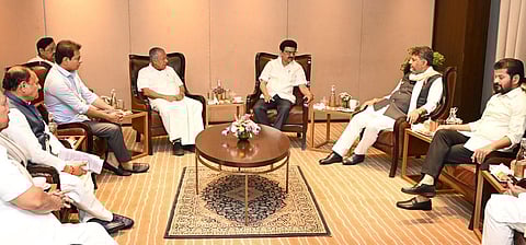 நாடாளுமன்ற தொகுதி மறுவரையறை தொடர்பான கூட்டு நடவடிக்கை குழுக் கூட்டத்தில் கலந்து கொள்வதற்காக வருகை தந்த கேரள முதல்வர் பினராயி விஜயன், தெலங்கானா முதல்வர் ரேவந்த் ரெட்டி, பஞ்சாப் முதல்வர் பகவந்த் மான், கர்நாடக துணை முதல்வர் டி.கே.சிவகுமார், பாரத் ராஷ்டிர சமிதி கட்சி செயல் தலைவர் கே.டி.ராமாராவ் ஆகியோருடன் முதல்வர் மு.க.ஸ்டாலின் கலந்துரையாடினார்.