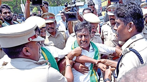 பஞ்சாபில் விவசாயிகள் சங்க தலைவர்களை கைது செய்ததை கண்டித்து, தமிழக விவசாயிகள் பாதுகாப்பு சங்கத்தினர் சென்னை எழும்பூர் ரயில் நிலையத்தில் ரயில் மறியல் போராட்டத்தில் ஈடுபட முயன்றபோது போலீஸார் அவர்களை தடுத்து கைது செய்தனர். படங்கள்: எஸ்.சத்தியசீலன்