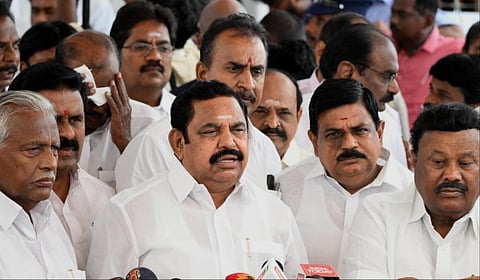 அண்டை மாநில முதல்வர்களுடனான நட்பை பயன்படுத்தி தமிழக பிரச்சினைகளுக்கு தீர்வு காண முதல்வருக்கு இபிஎஸ் யோசனை